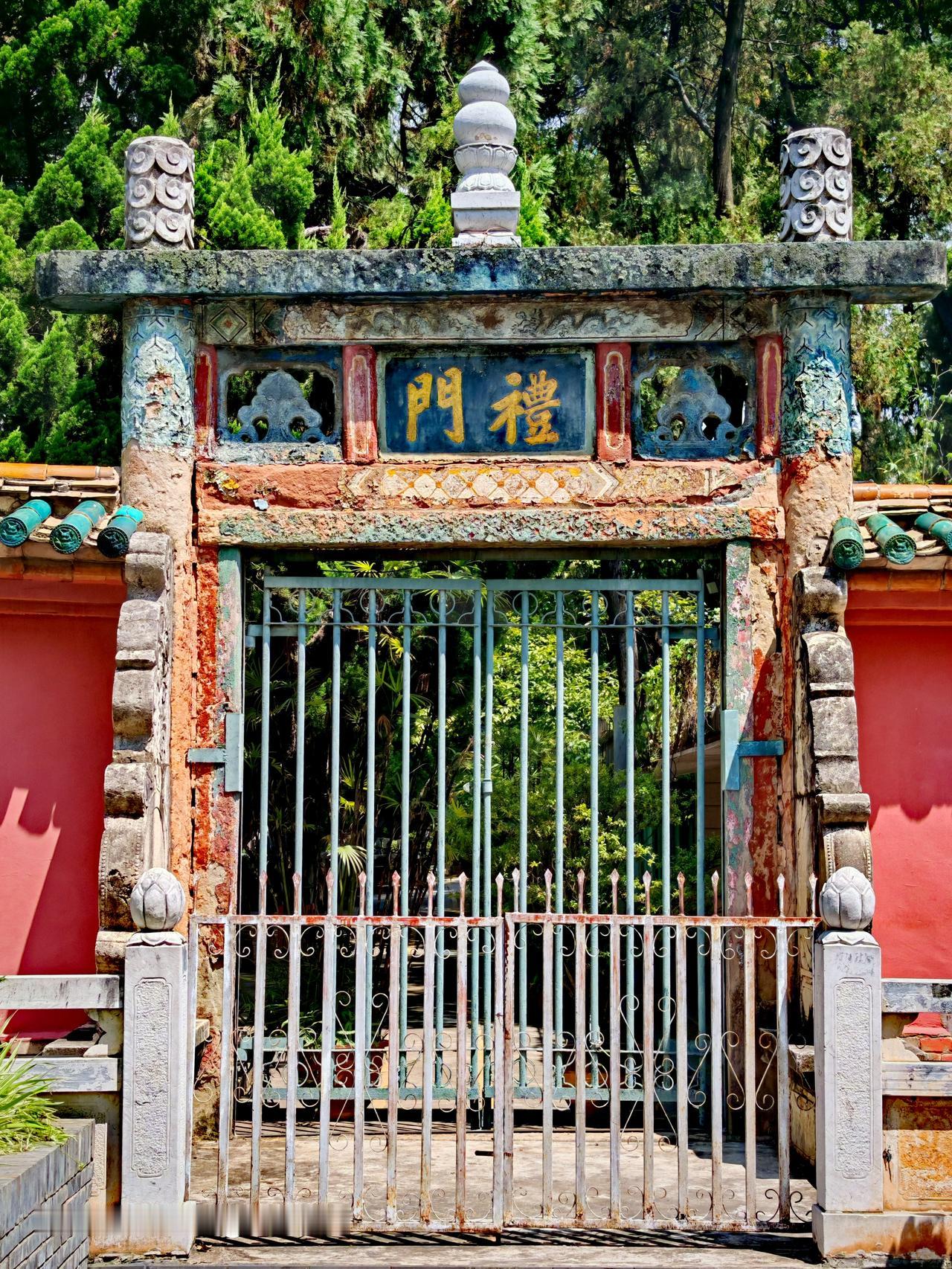 古色古香的古建筑，就像一本本厚重的历史书，静静诉说着过往的故事。
漫步在古色古香