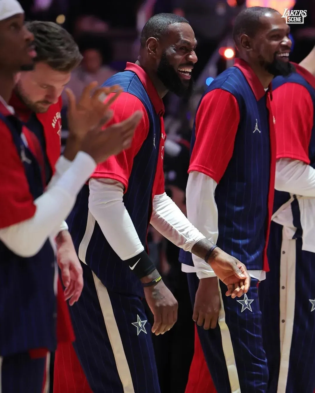 CCTV5今天负责解说全明星赛的是于嘉老师，他在比赛行将结束时说：“还剩一分钟的