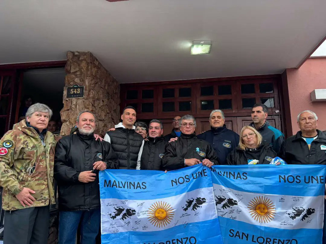 🇦🇷数名马尔维纳斯战争的老兵来看斯卡洛尼，斯卡洛尼在家中接待了他们。斯卡洛尼
