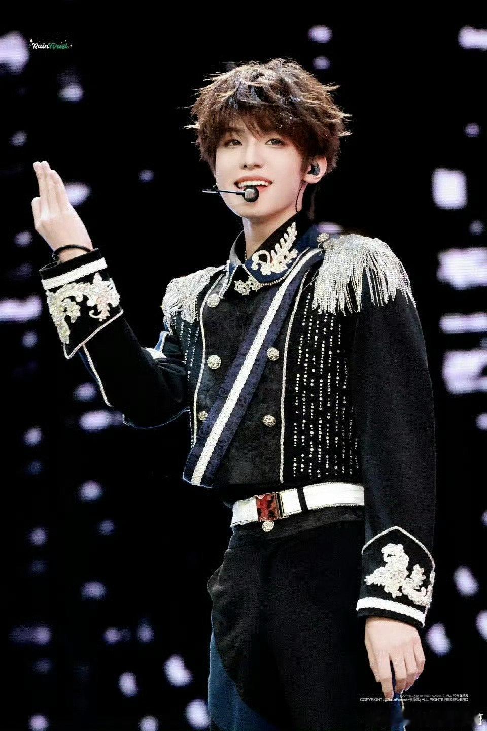 张泽禹首唱会solo张泽禹演唱会solo张泽禹这舞台表现力绝了！《New boy