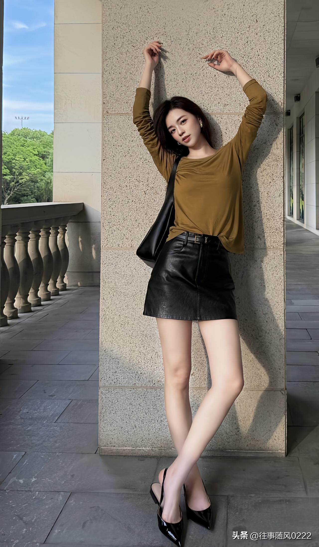 都市酷girl风穿搭，黑色皮裙搭配棕色上衣，时尚又帅气