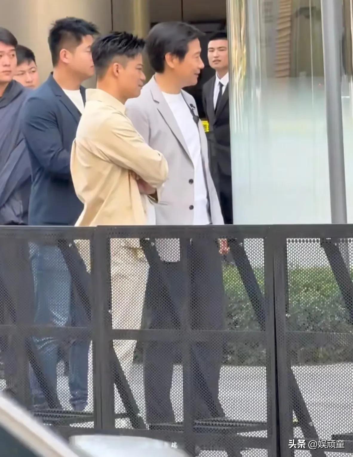 此时此刻，不知道该羡慕谁了！
雷军与苏炳添一起现身深圳小米大厦，雷军开车，带苏炳