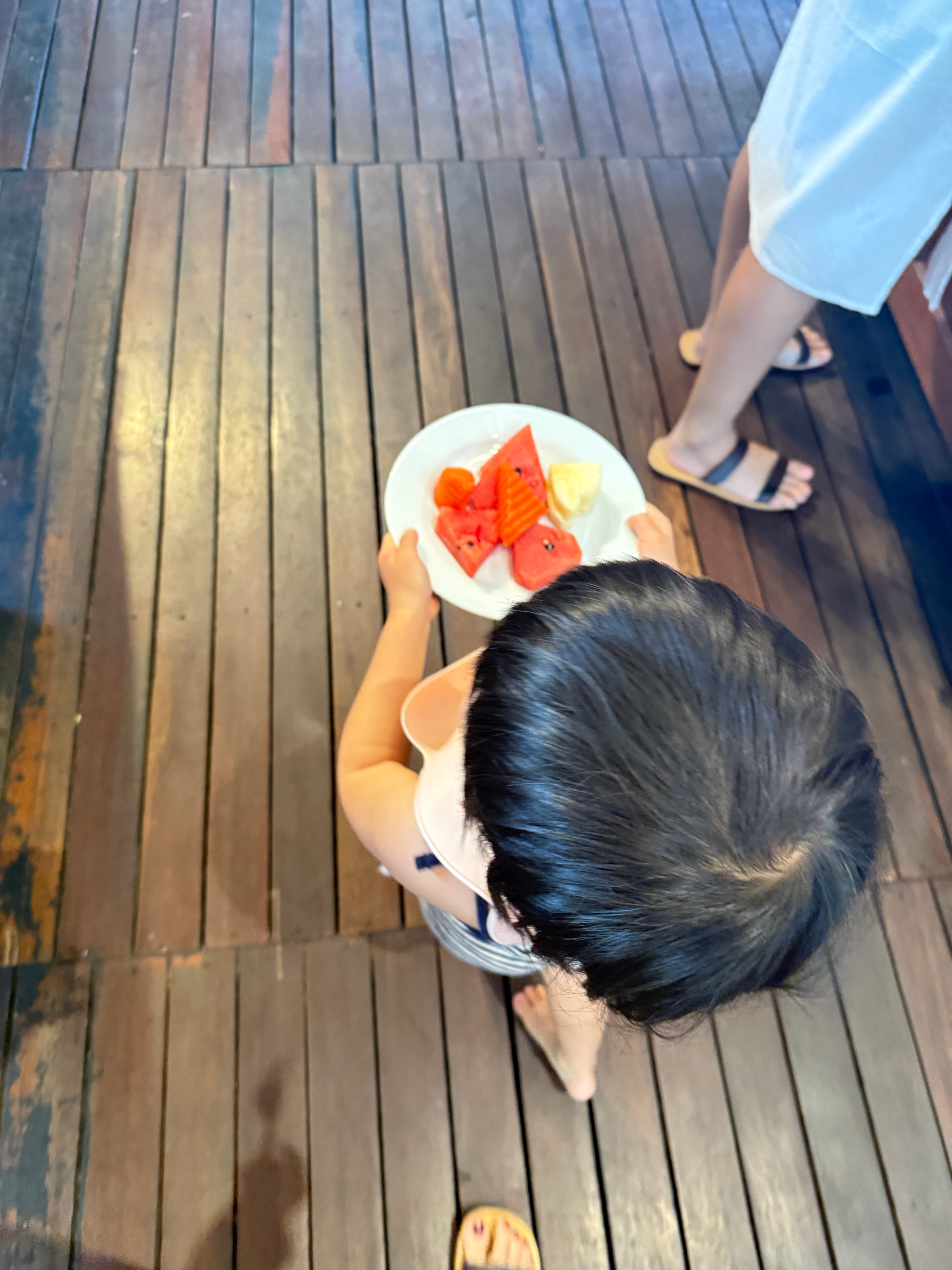 能自己端盘子了明年估计就能自己拿菜了旅毛球清迈行