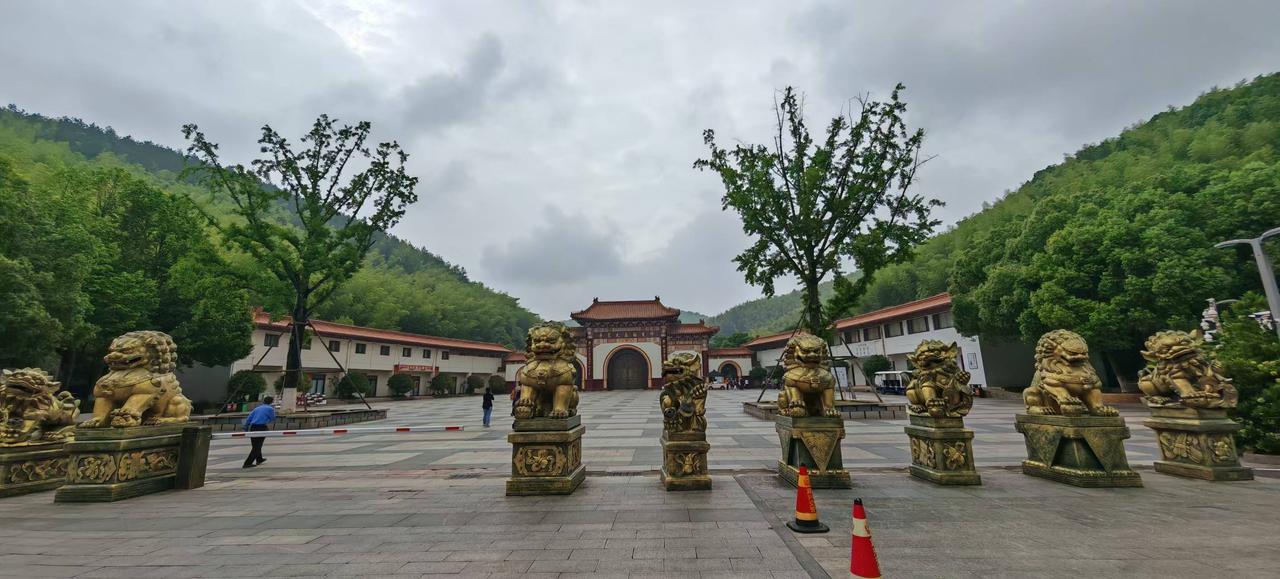 晒图笔记大赛打卡大觉寺，雨天的红墙石狮氛围感拉满。朱门映雨，远山如黛，随手一拍都