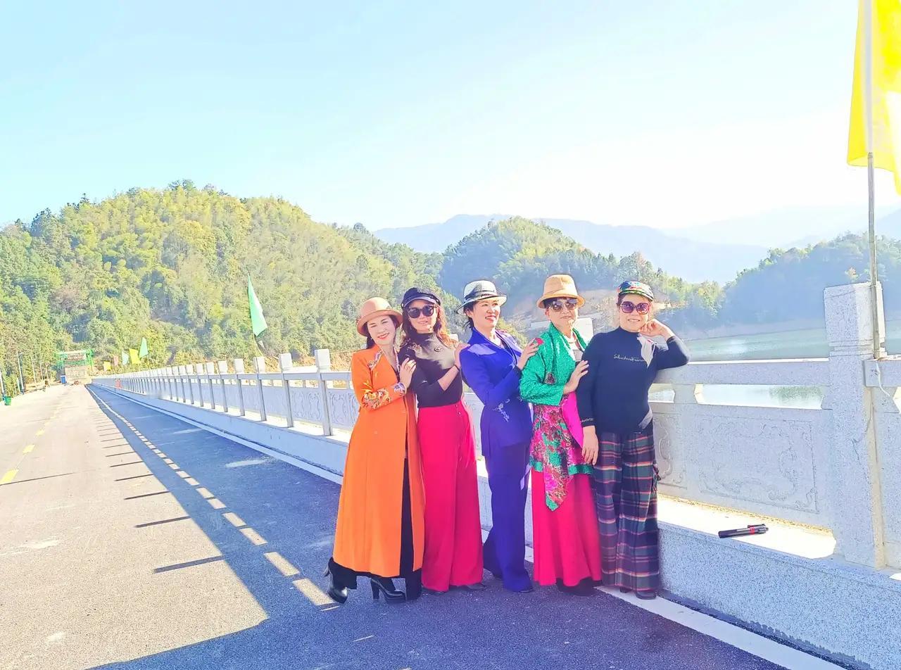 在一个阳光明媚的早晨，小李站在公园的长椅上，望着远处的蓝天白云，心中充满感慨。人