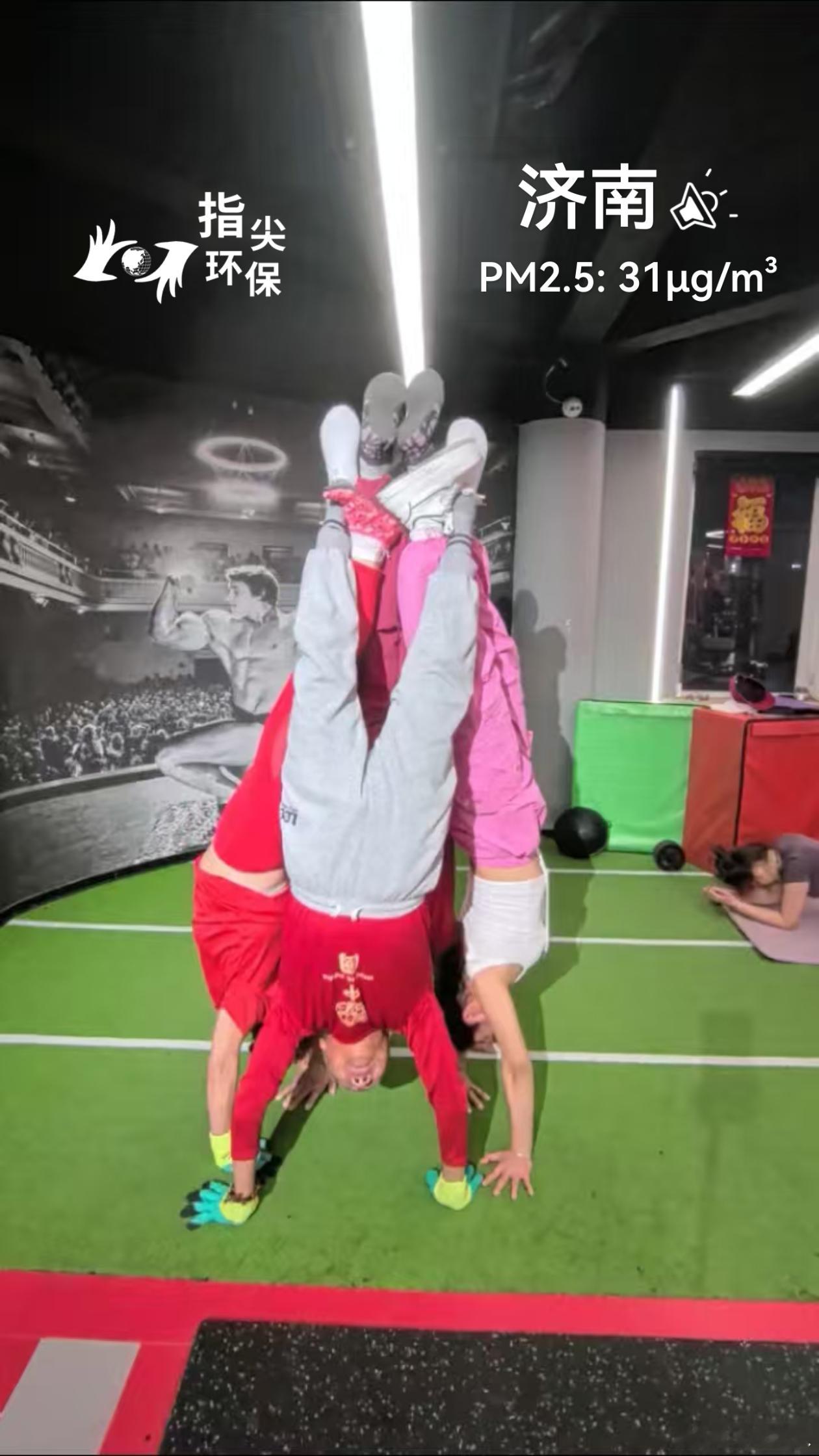 绿水青山·美丽中国行 多人倒立组合，猜猜那个是梦人。蔚蓝地图 实景。2026年0