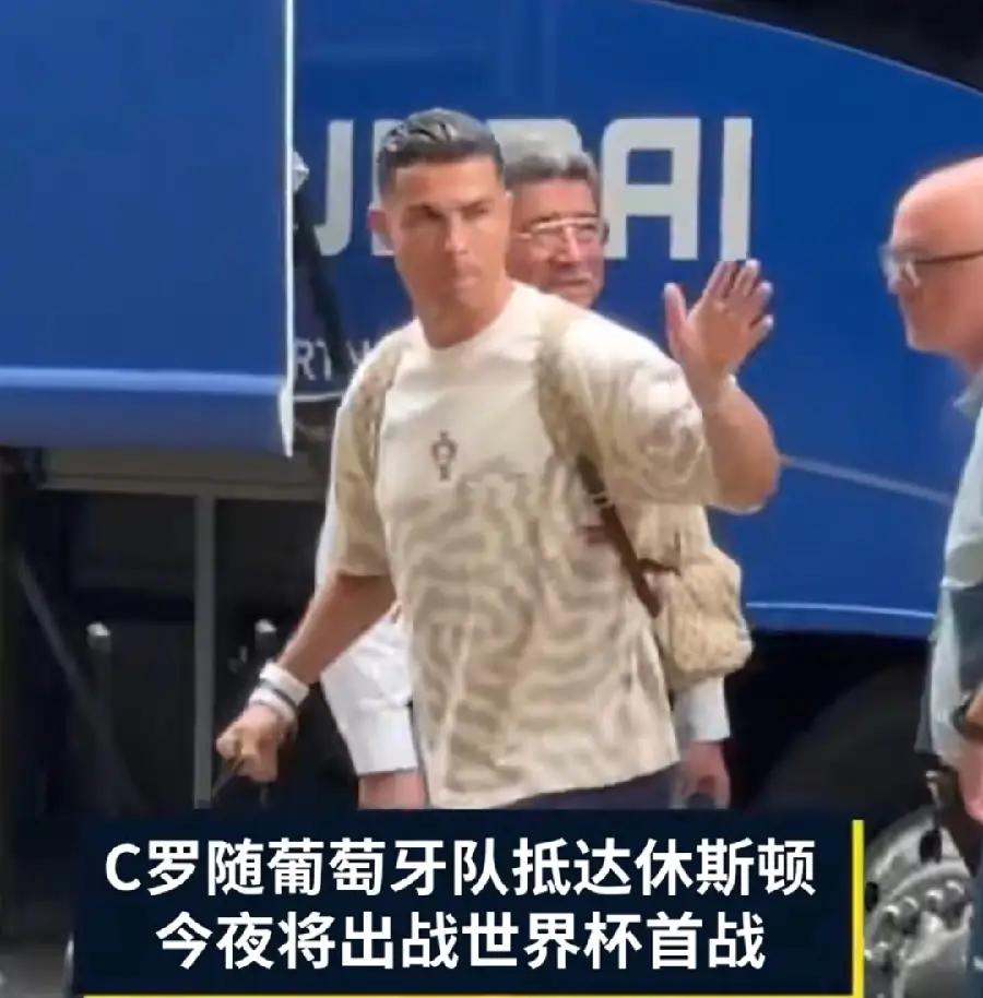 明天凌晨的C罗可能要上火了，
看着梅西帽子戏法，姆巴佩也是梅开二度。
一向要强的