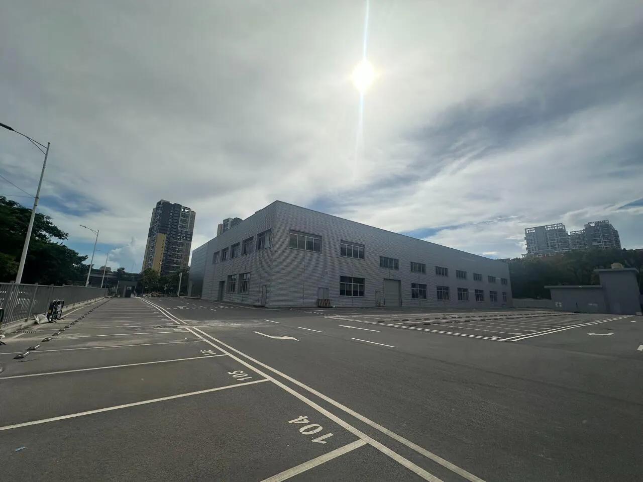 啧!又一家4S店搬走咯....留下一片狼藉！

车价这么卷，中间环节没利润迟早倒