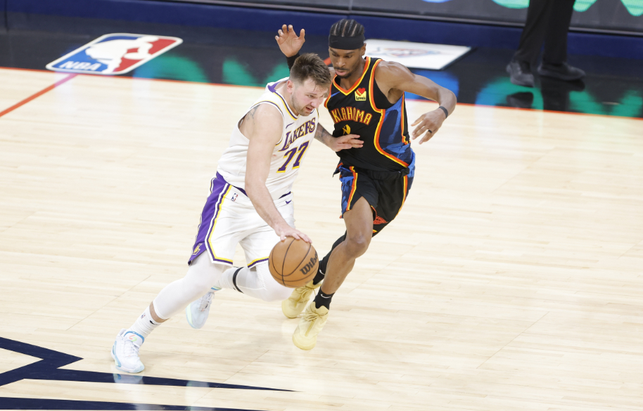 美记Royce Young列出了12月至今的个人场均罚球次数榜，其中东契奇以11