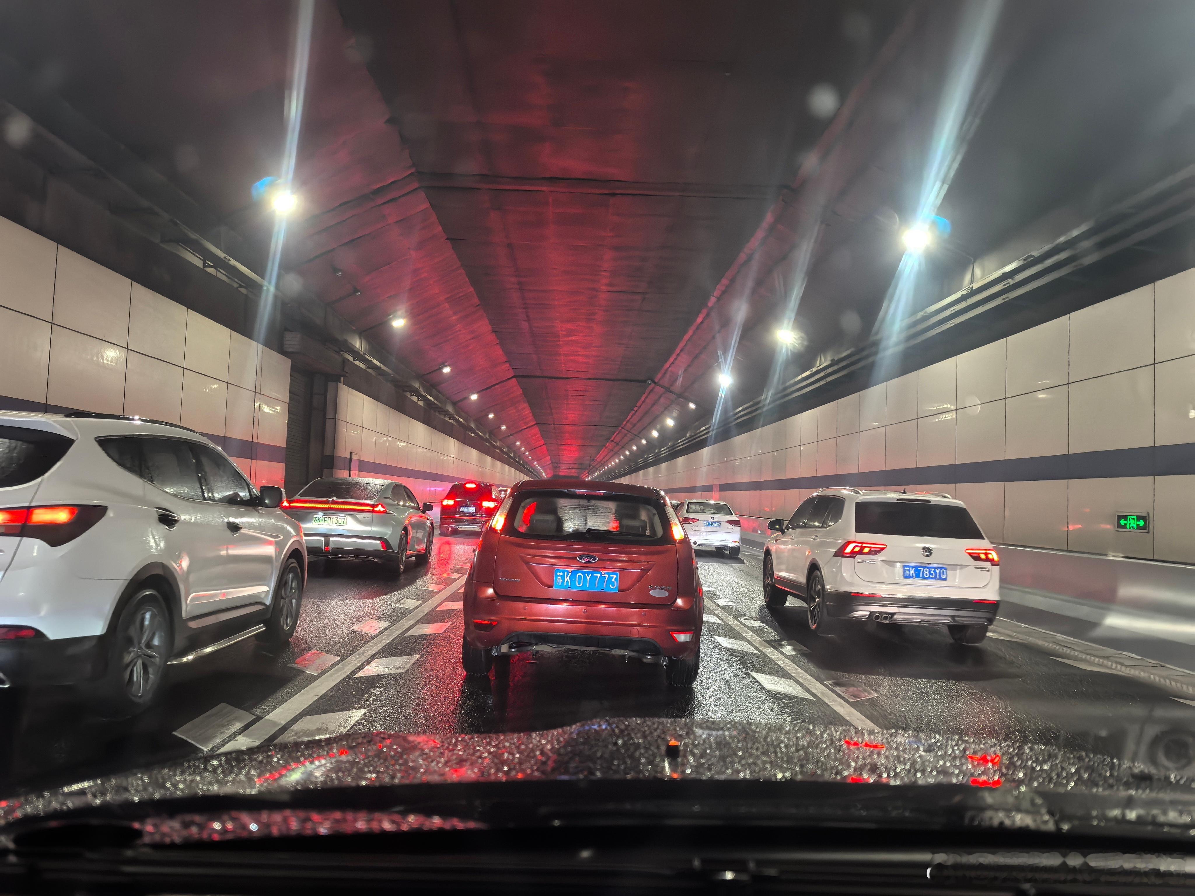 扬子江路隧道自东向西方向出口处两私家车追尾，占据最左侧一股车道！加之加塞严重，周