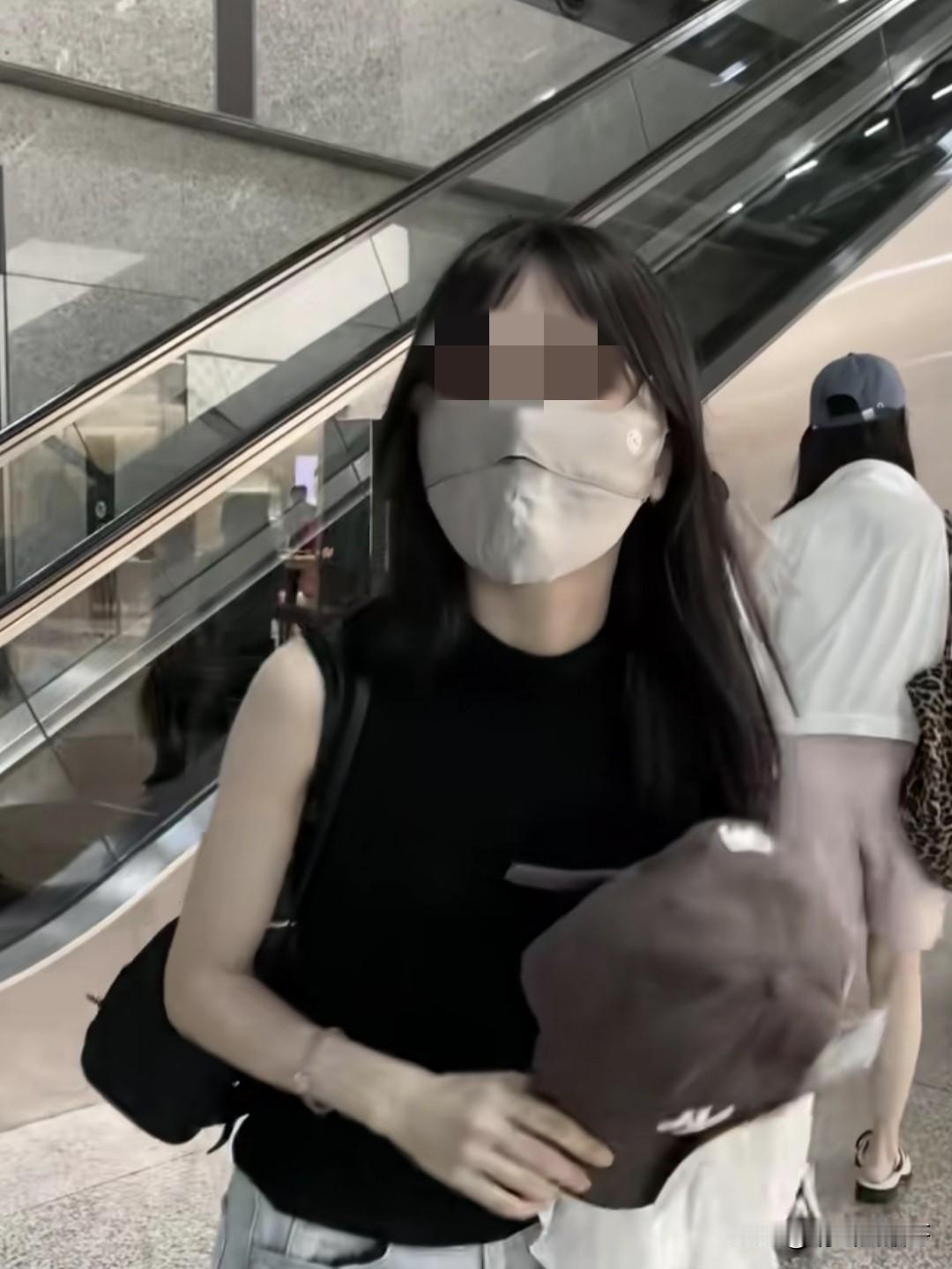 这个面罩到底是防晒的还是干嘛的，坐个地铁也戴着