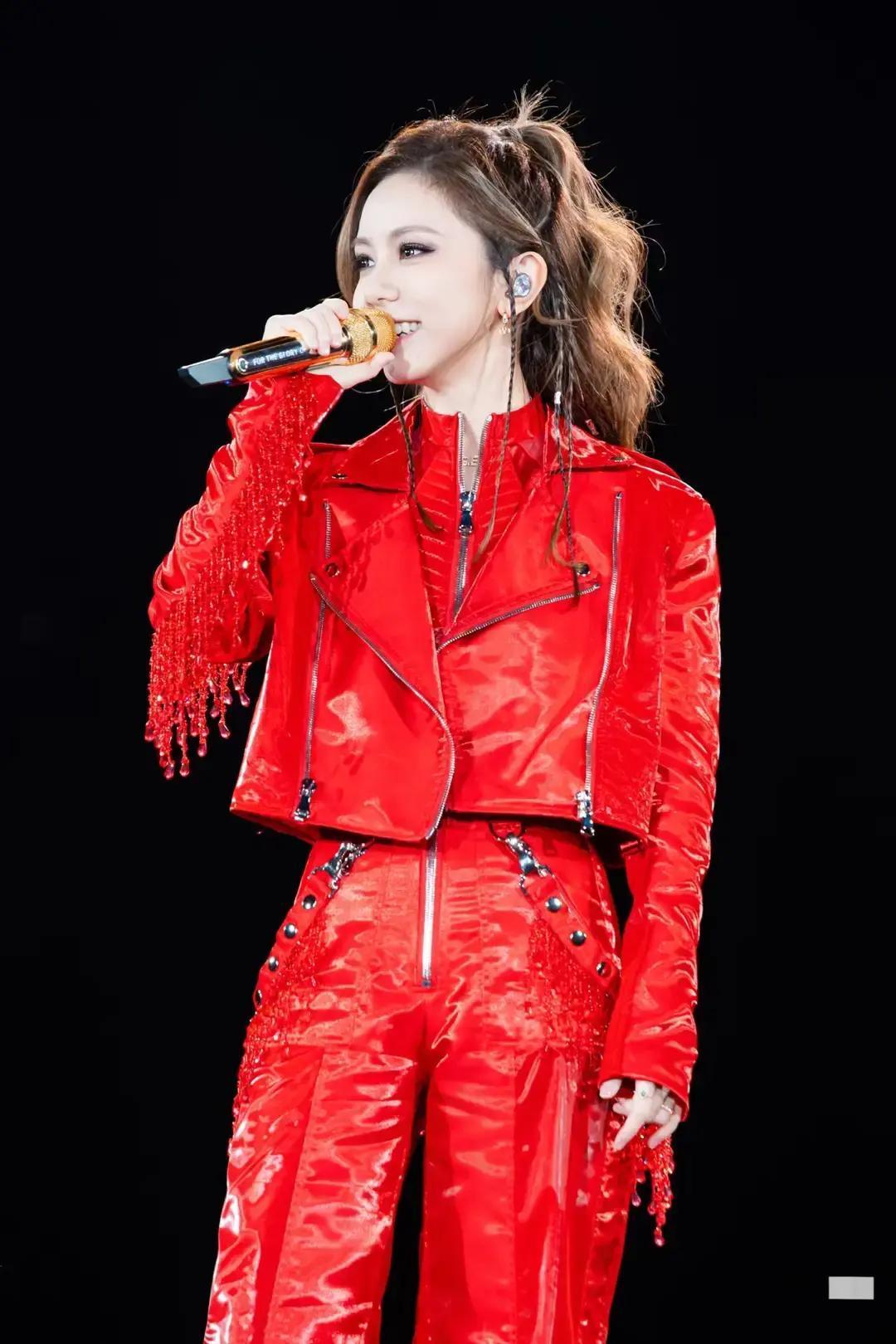 邓紫棋那件炸翻全场的红色皮衣，是拿植物做的。
 
你看到女王战袍，她身上是37℃