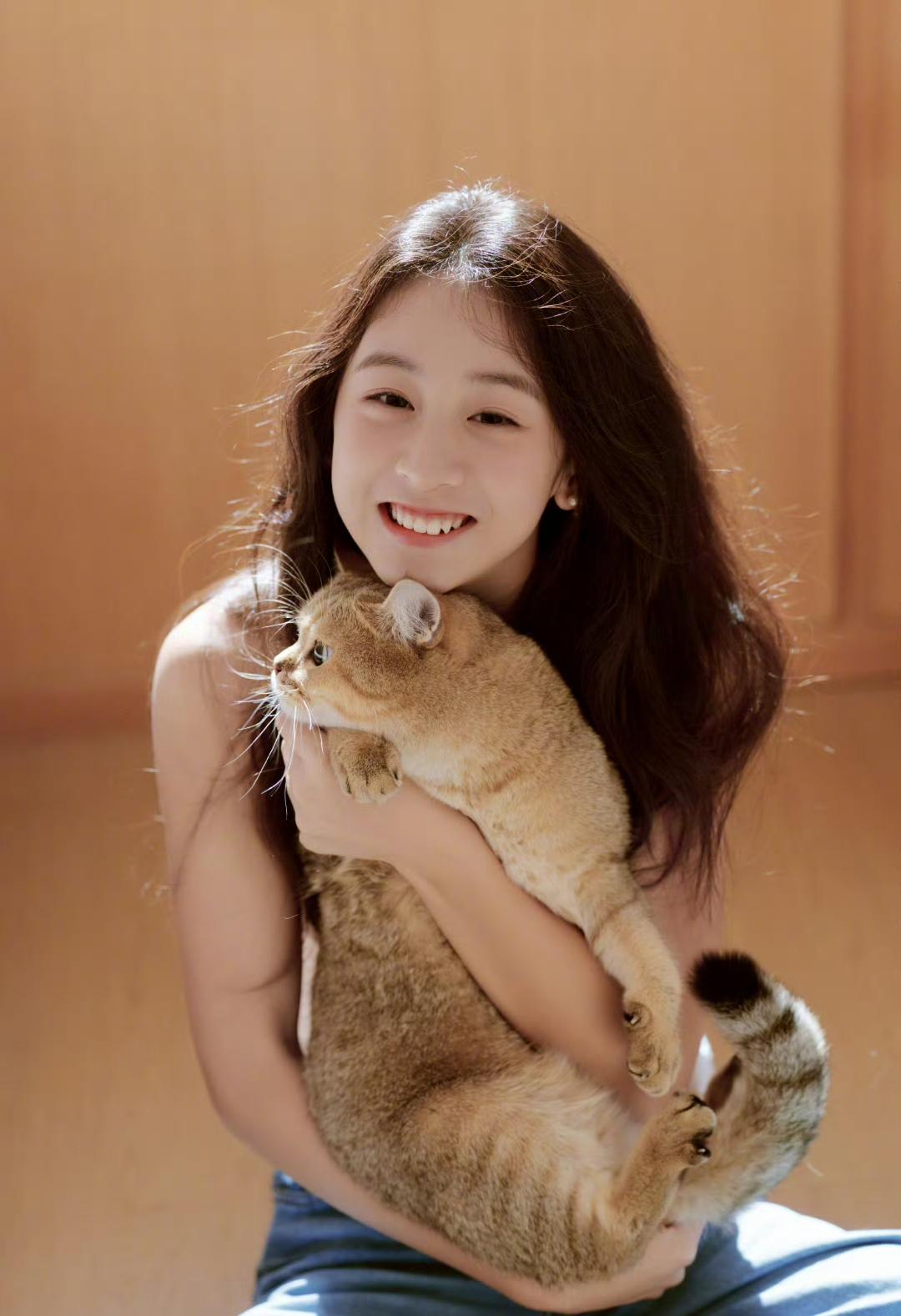 田亮晒18岁女儿美照
并向女儿深情表白……

闺女，
从今天起，
法律上你是个大