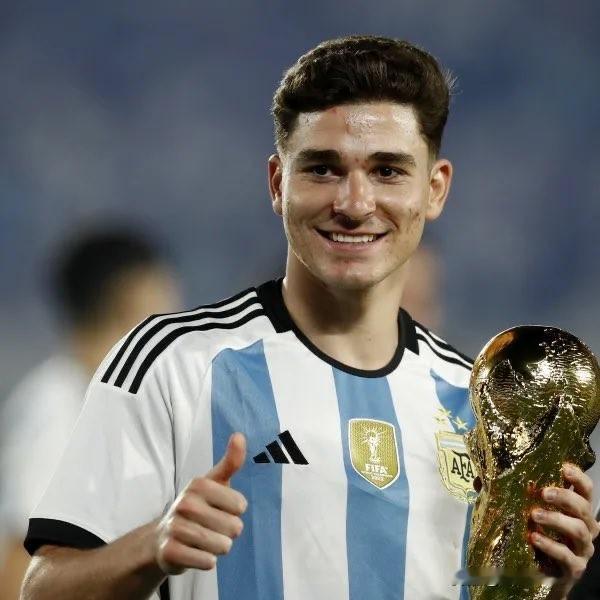 胡利安·阿尔瓦雷斯：

“有一天，在国家队，有人注意到我是唯一一个没有纹身的球员