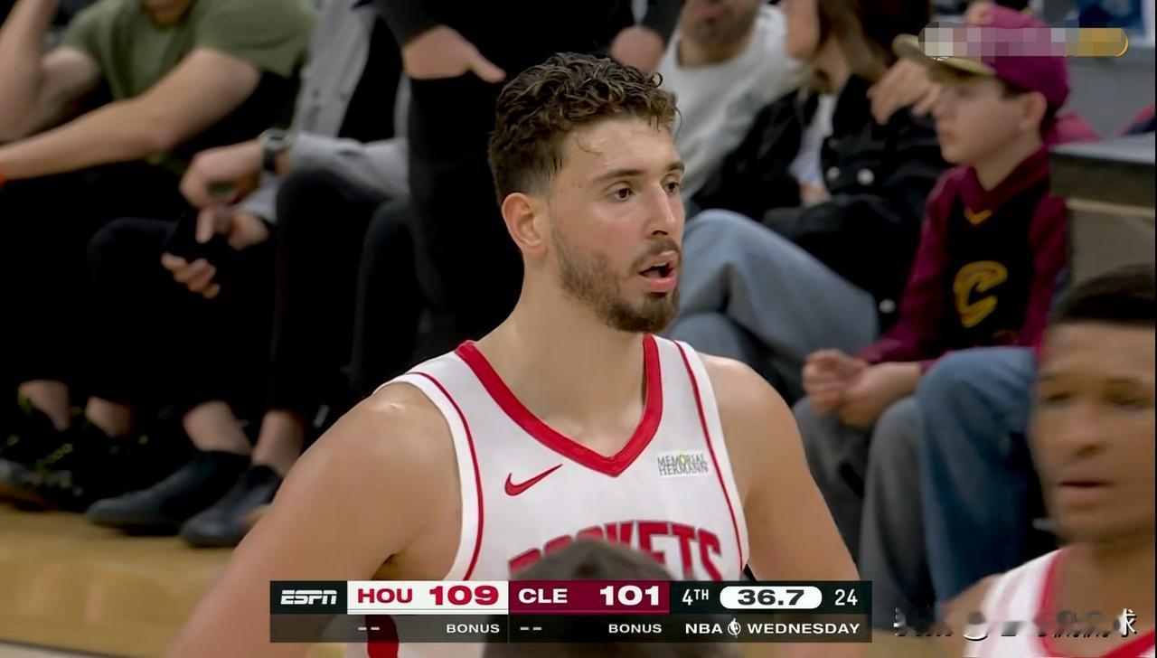 火箭超级中锋申京真是一个超级大杀器！在今天火箭客场以114：104战胜骑士的比赛