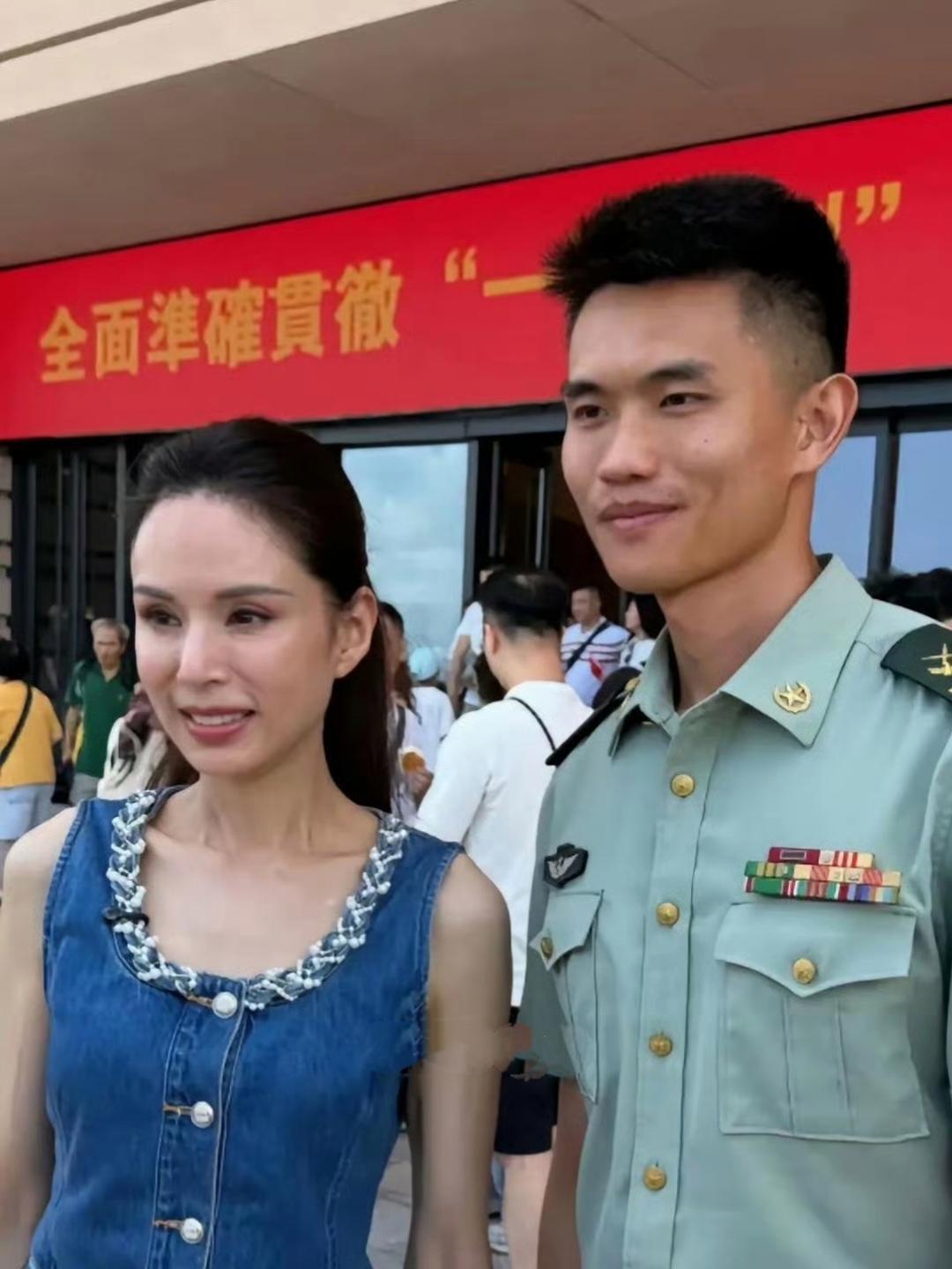 “小龙女”李若彤现身香港驻港部队开放日，驻港官兵小哥和偶像女神李若彤合影留念。李