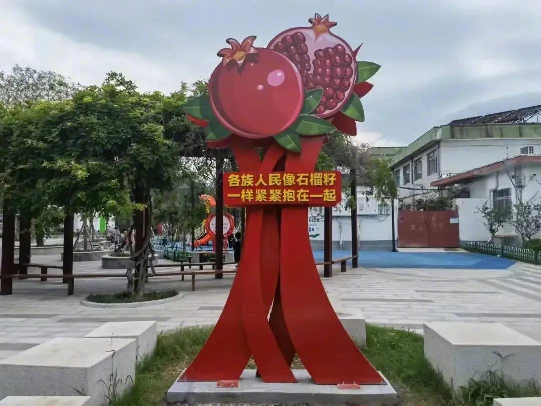 4月26日，国家民委在云南腾冲召开的兴边富民行动现场会上，“互嵌”成了高频词。从