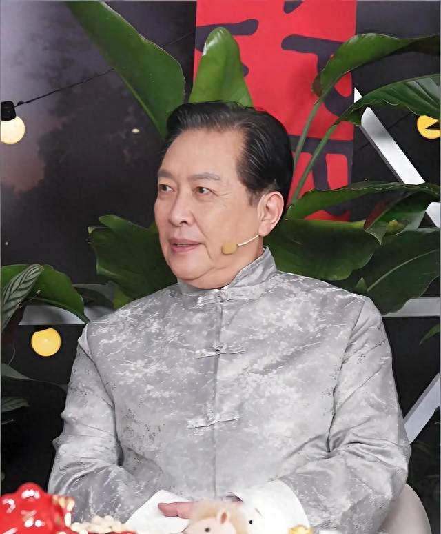 73岁唐国强精气神十足，老中医：衰老别只看脸