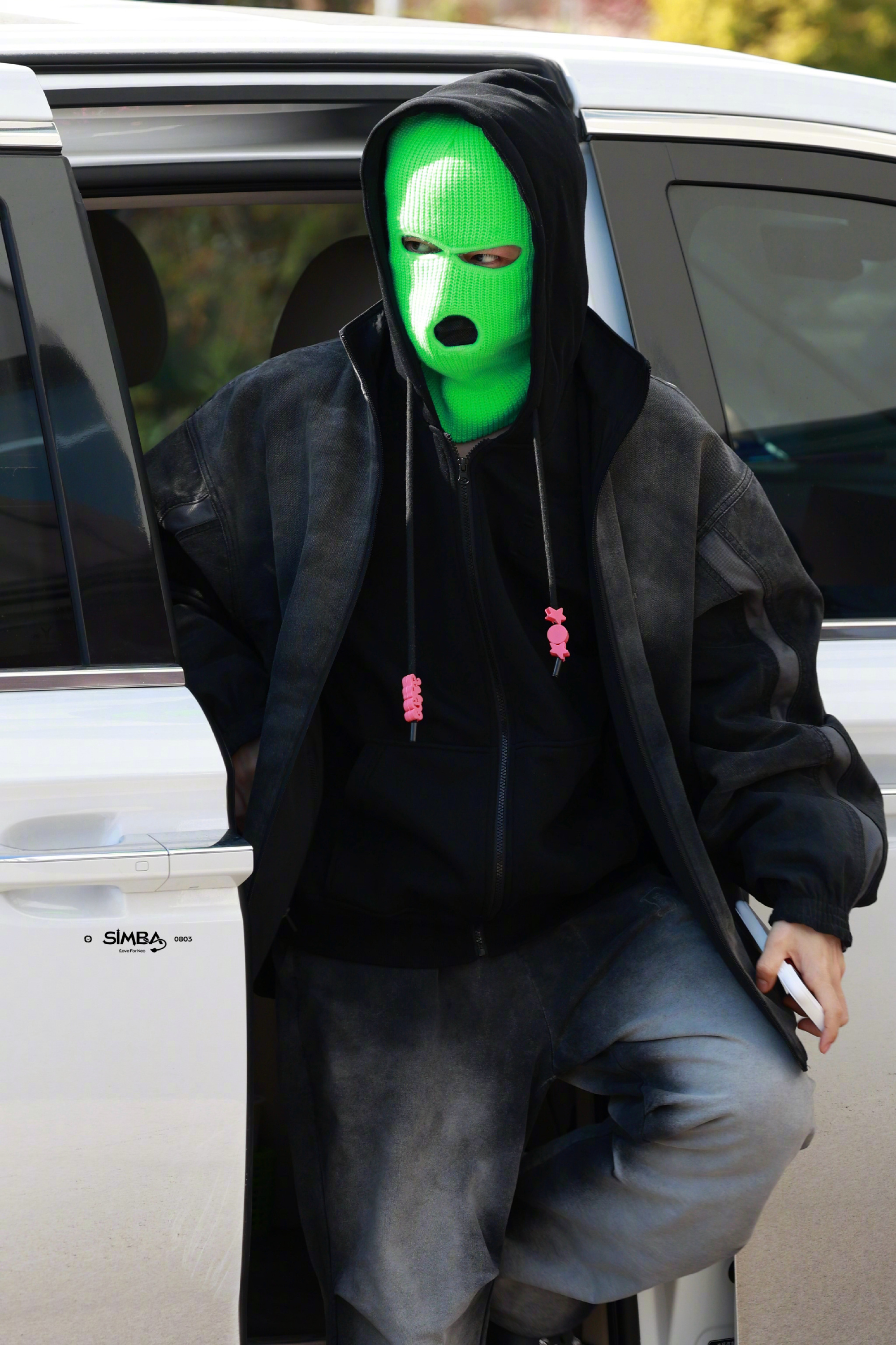 侯明昊搞抽象也不忘选应援色 这大概是内娱独一份的应援色执念吧哈哈哈！侯明昊带着绿