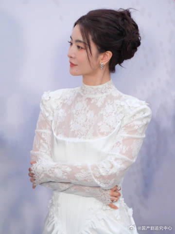 1. 李晟算是上一季浪姐里很有热度的选手，但节目结束后她还是在家没什么资源，没有