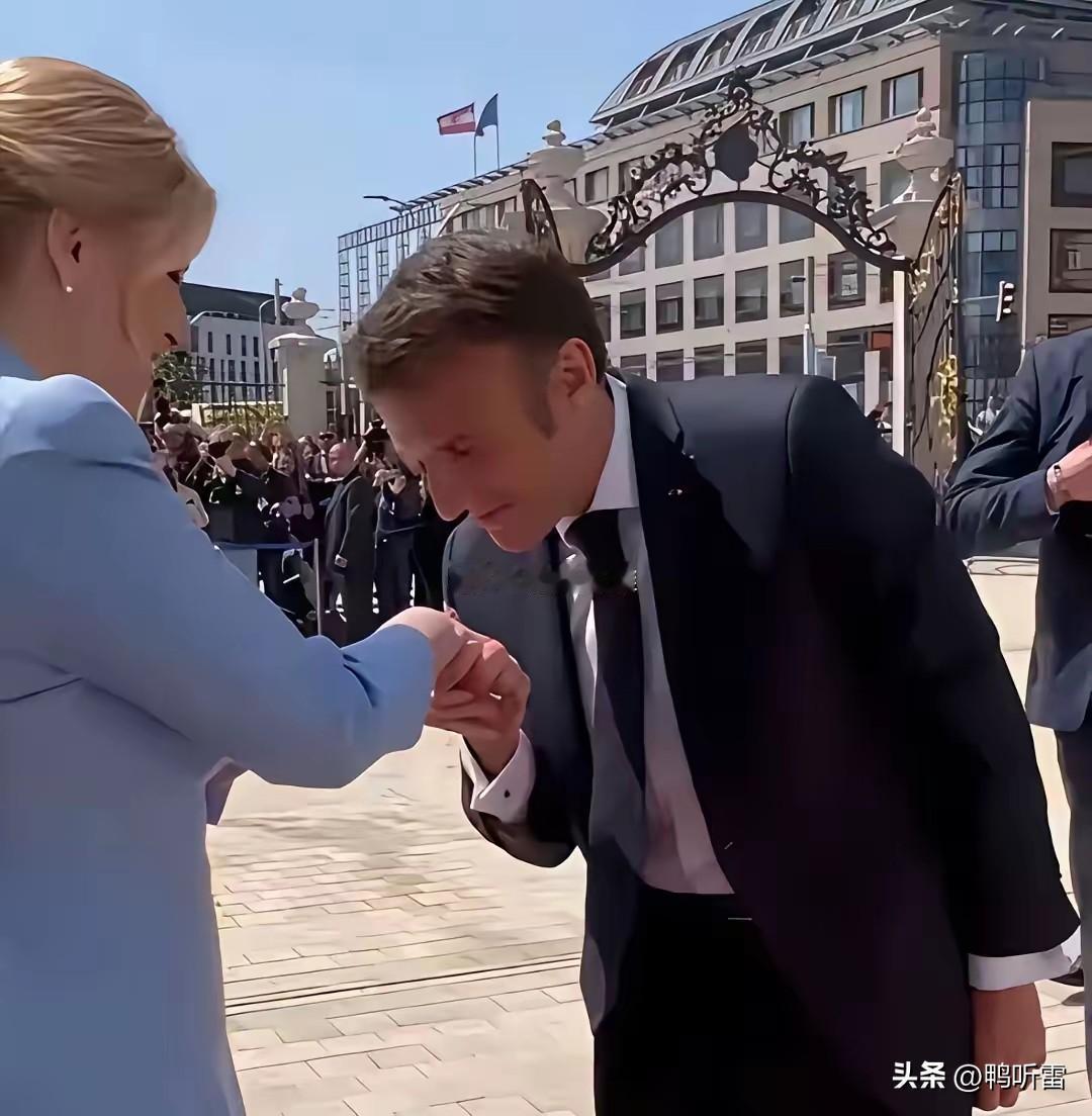 马克龙不离婚真是对不起法国广大网友对他的期待呀？马克龙不管去哪里访问，对方如果是