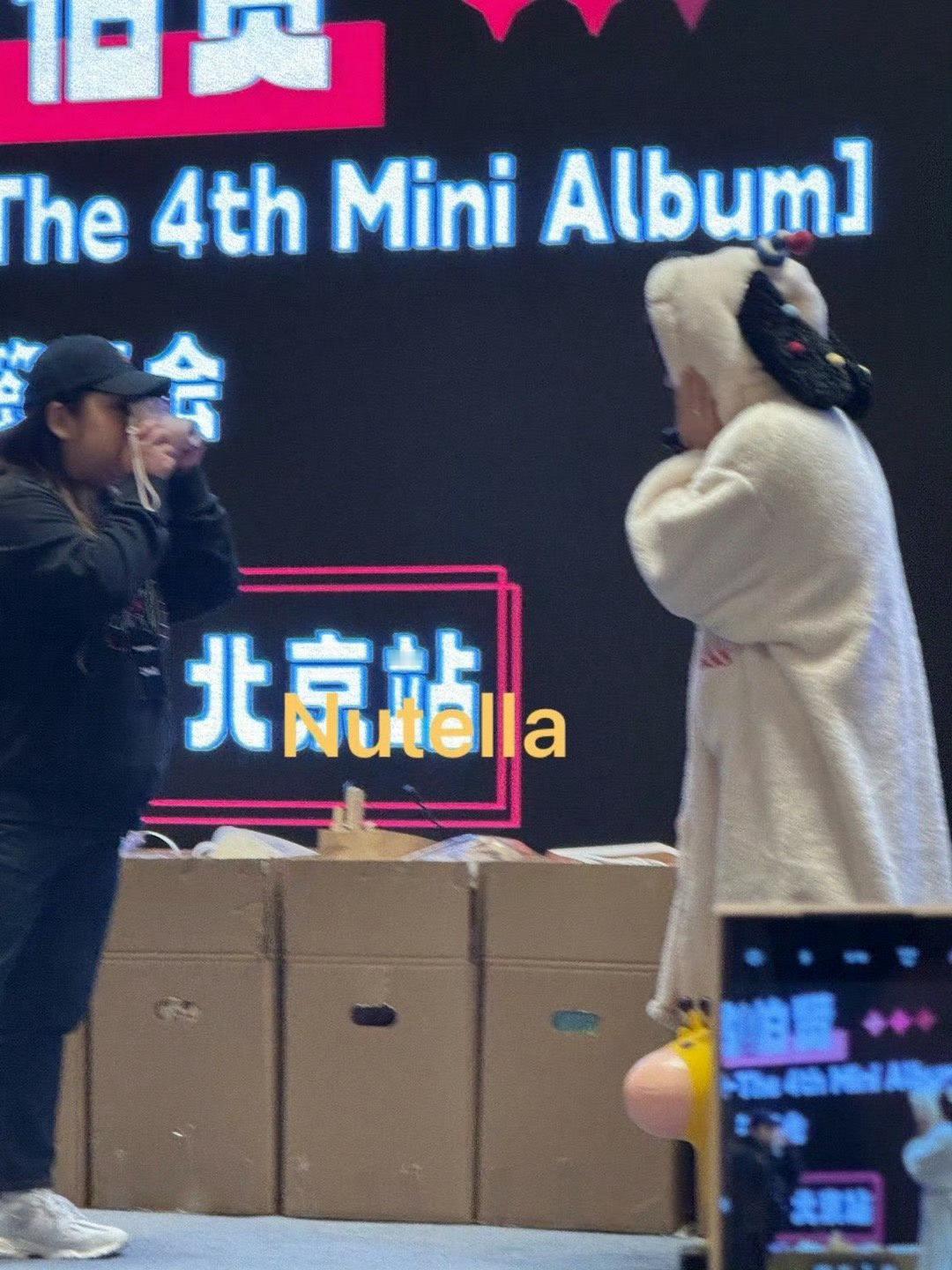 #边伯贤 卷毛# omg今天在北京的签售会上现场拍摄350张拍立得送给全场粉丝的