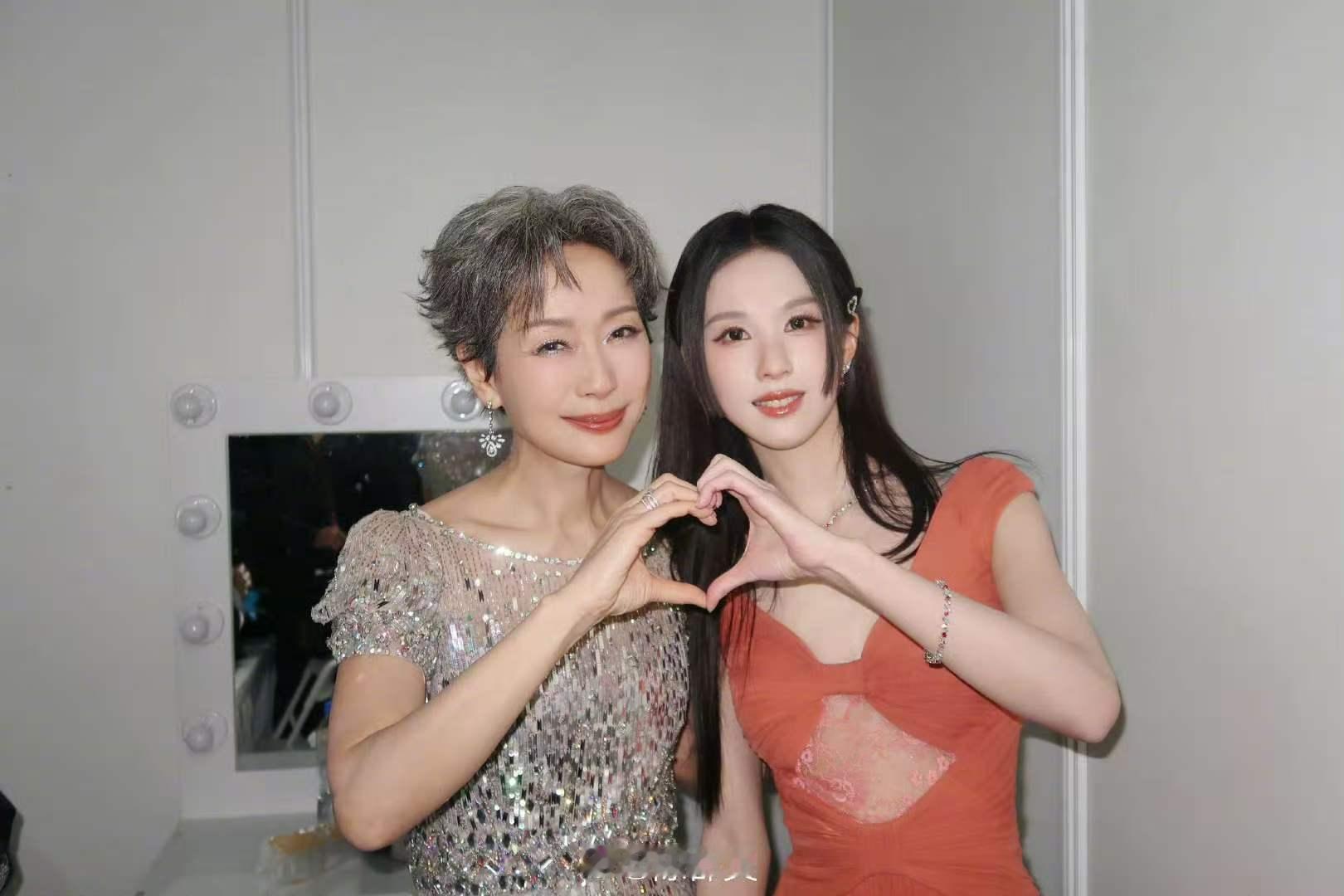 叶童陈都灵比心合影  哦莫哦莫！！ 