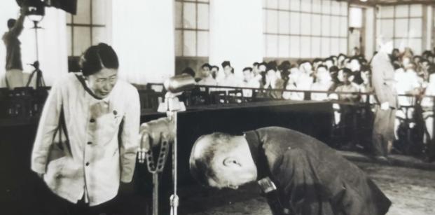 1941年，怀孕7个月的周化祯被反绑在刑架上，隆起的腹部刚被烧红的烙铁按过，日军