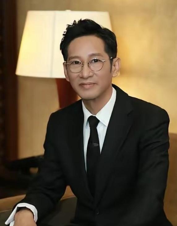 演员王劲松，今年五十八，无儿无女，没有结过婚。有记者问他，不想找个人共度余生吗，