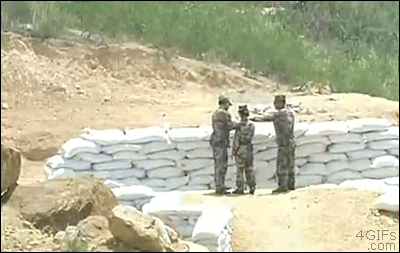 伦家女生就这样扔手榴弹的嘛~~~  【搞笑】 ​​​