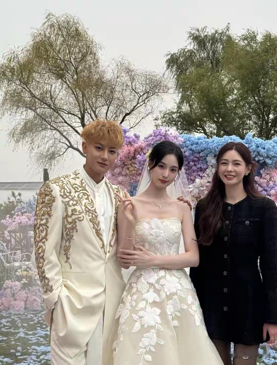 沈梦辰现身黄子韬婚礼！黑裙造型瘦到出圈
 
刷到黄子韬徐艺洋婚礼现场图，一眼就瞅