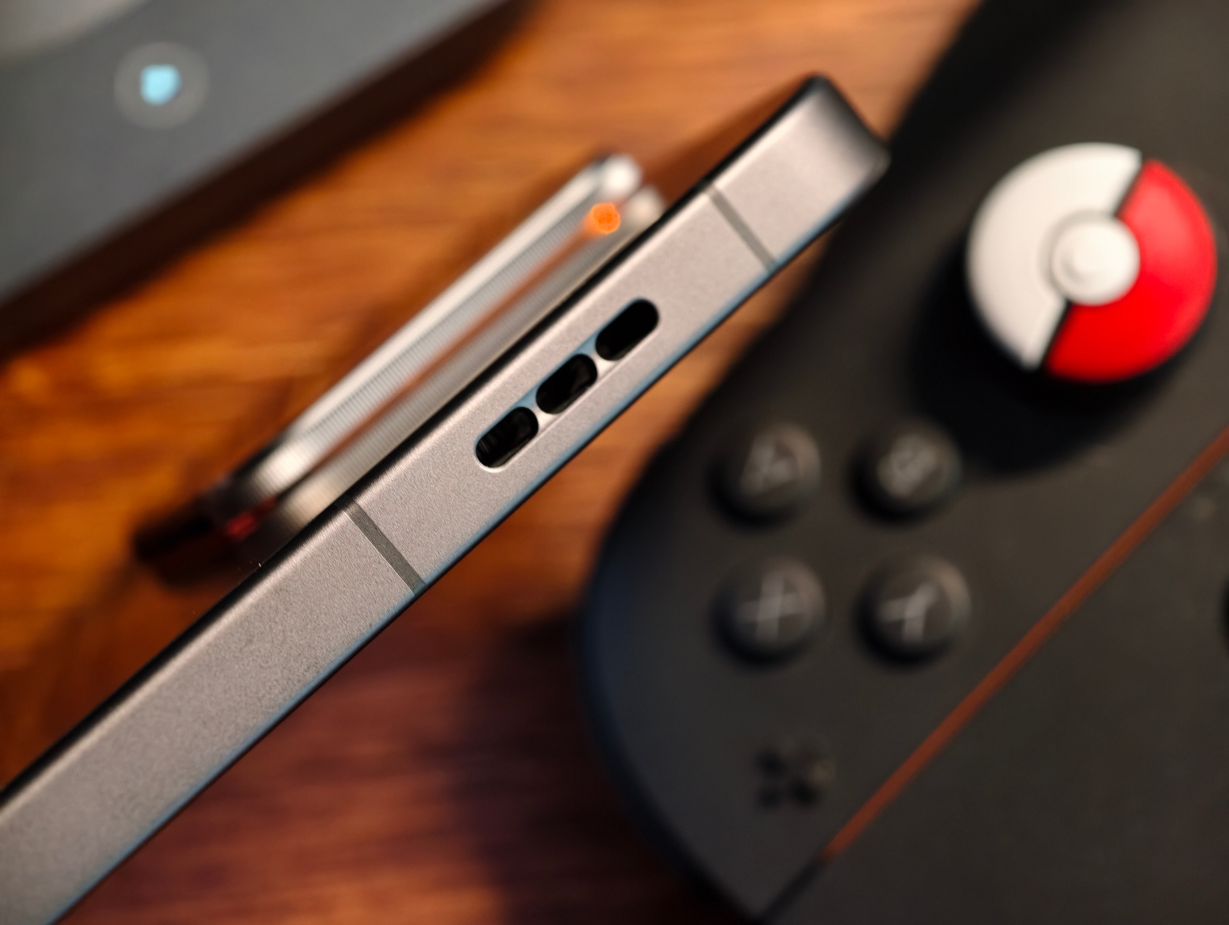 iQOO 15 Ultra确实是最近这几年最像游戏机的手机了，唯一一台把外放、马