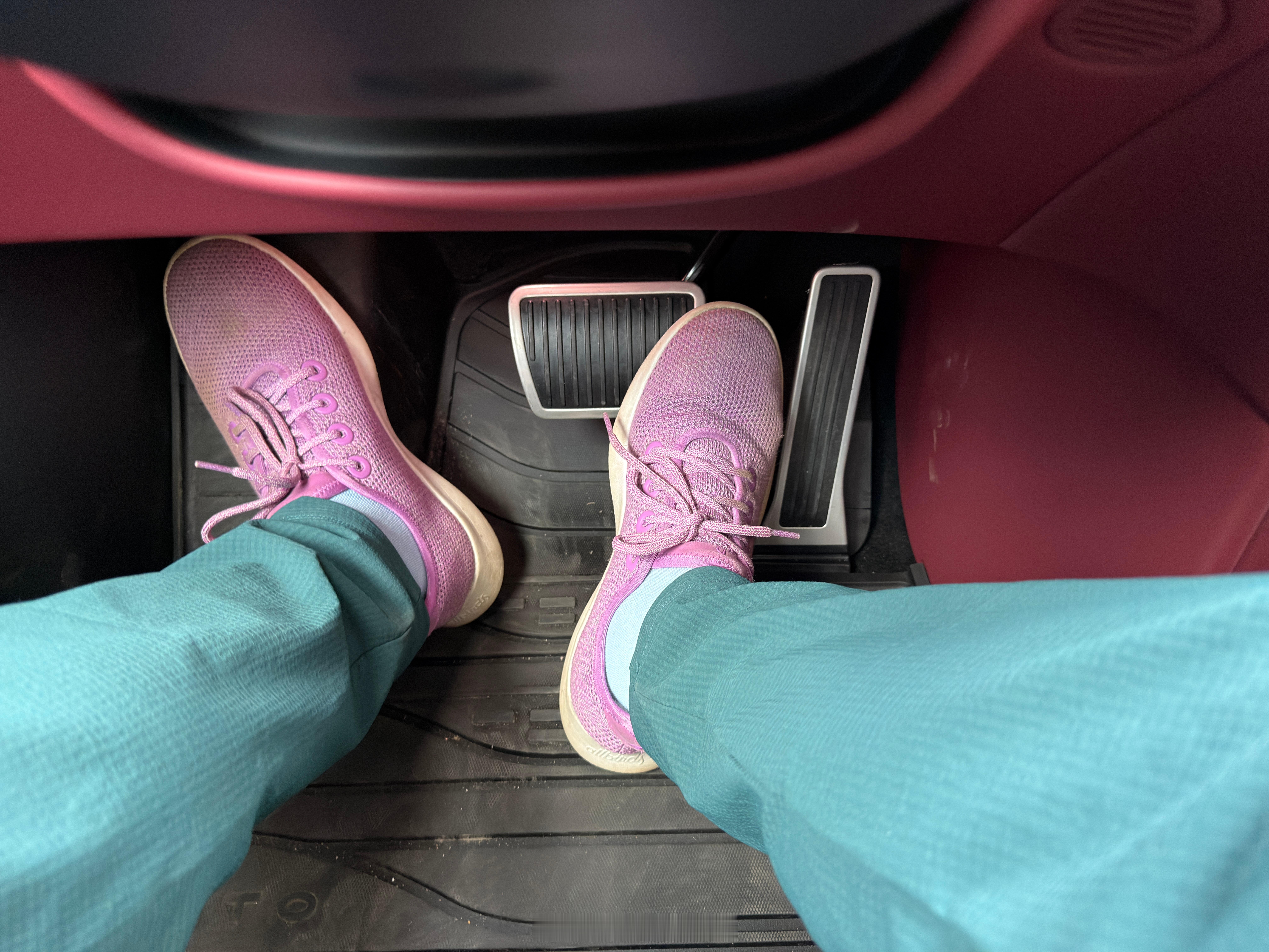 发现一个有意思的地方。M7在ADS工作时，我可以把右脚轻轻地靠在刹车踏板上。不能