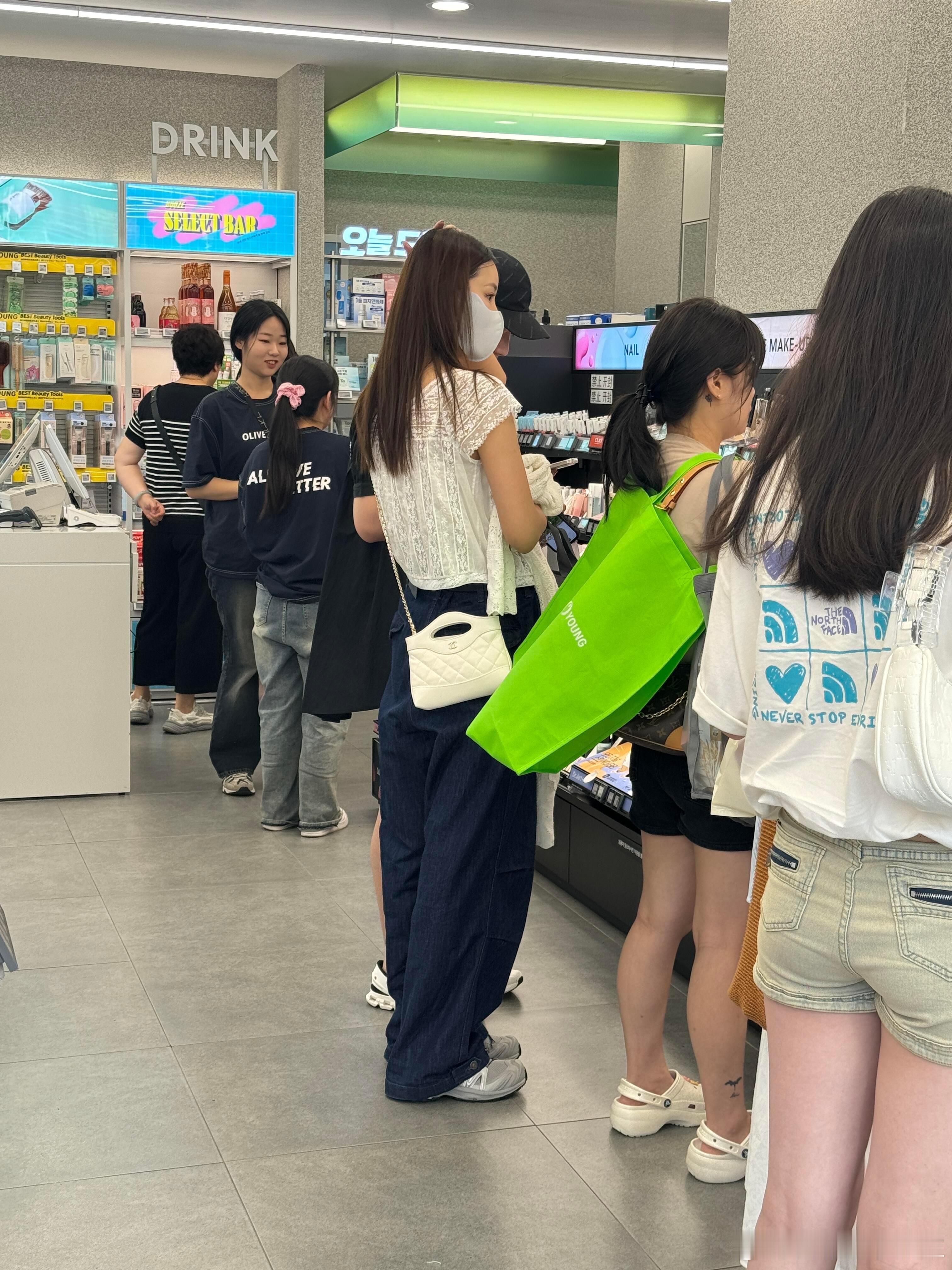 #韩国偶遇张子萱##张子萱40岁状态# 韩国偶遇陈赫老婆张子萱，40岁生俩娃后的