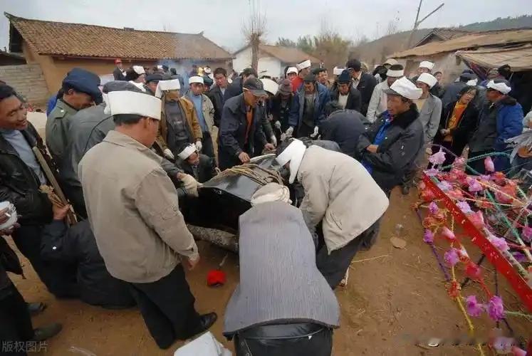 我外公去世的葬礼上，有一个仪式是需要家里的长子执行的，那就是封棺受钉的仪式。我舅