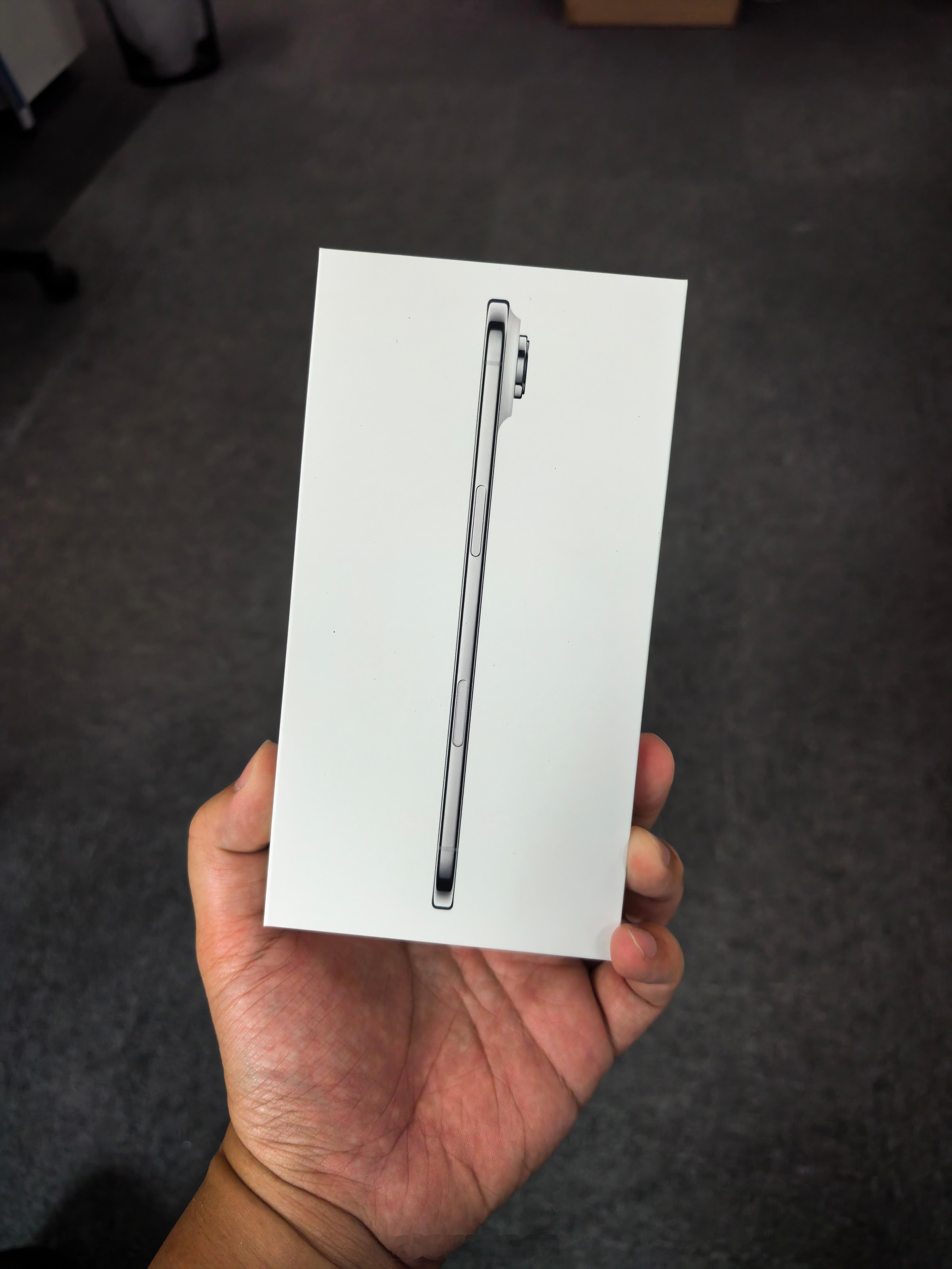 等了一个多礼拜，国行 1TB 云白色非海南免税的 iPhone Air 终于收到