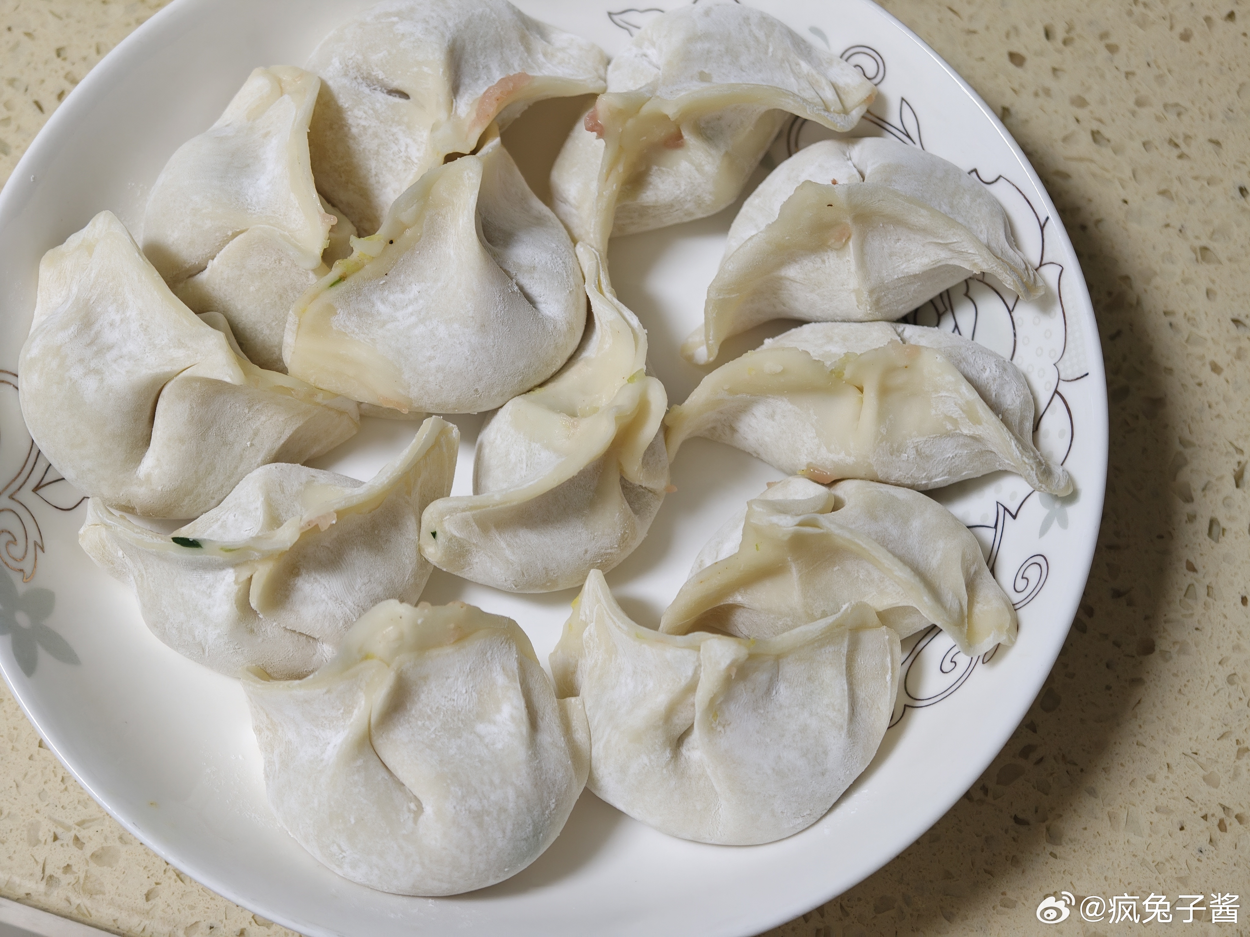 蛋黄同学来我们家玩，带他们玩桌游，下棋，给他们安排零食饮料水果，全方位体验了一拖
