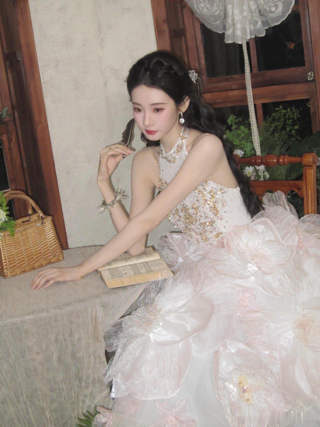 张艺凡不愧是时代峰峻大小姐张艺凡的权威我后知后觉 粉丝吃得好，全靠凡姐争气。电影