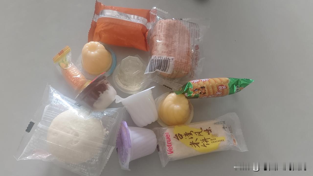 跟着小学生白捡了一天假。昨天已经回校的两个中学的女儿很羡慕我有假放。我可以躺平一
