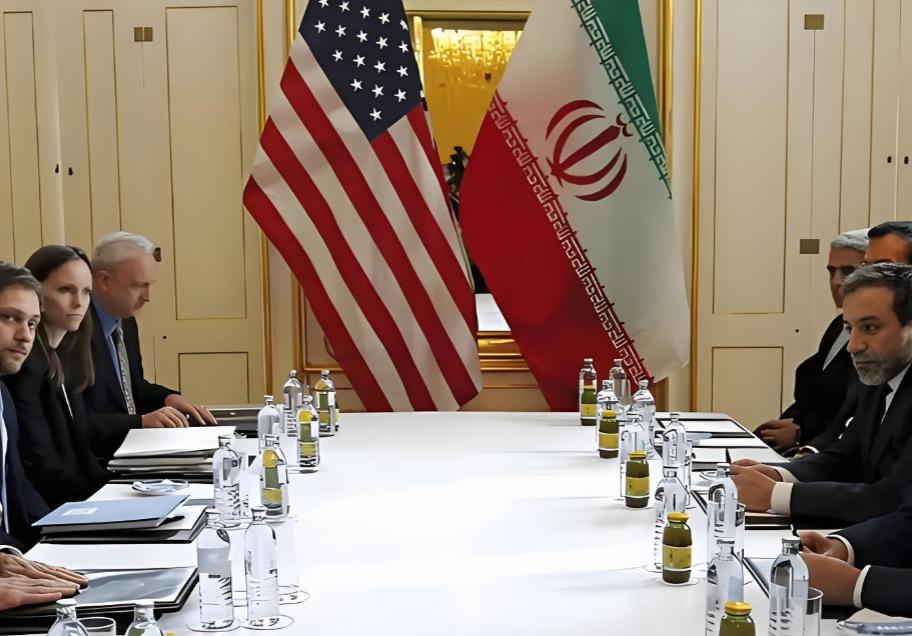 伊朗给全世界的一课！

如果美国在你身边集结了庞大的武装力量，却与你进行 “和平