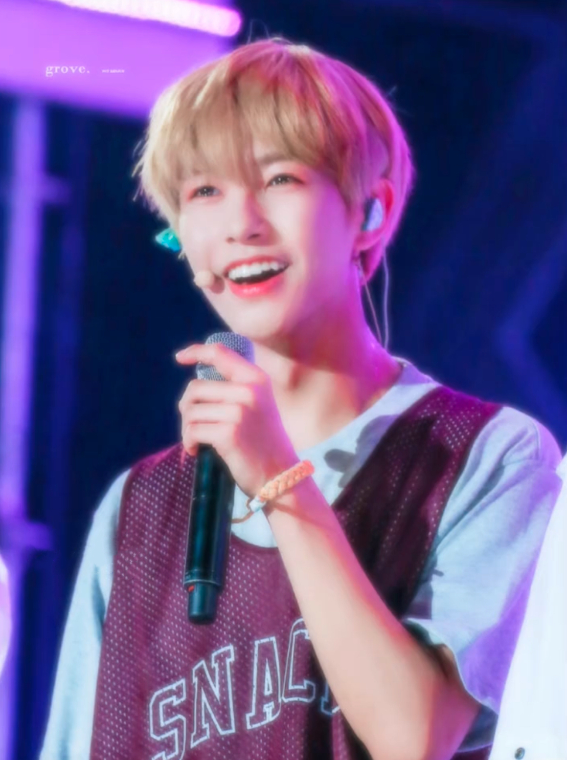 黄仁俊[超话]   hrj  黄仁俊  你的笑容一直治愈我 