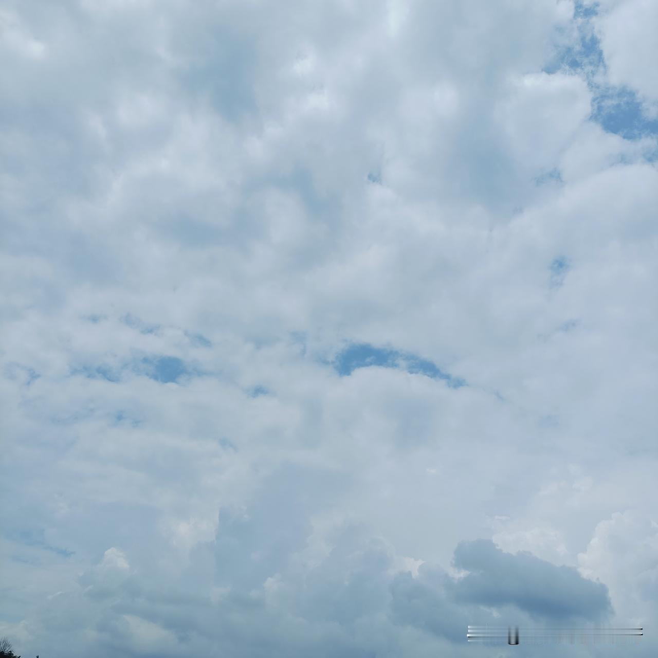 拍照看看你们那里的天空是什么样子的？

刚吃好饭，到处走走看看，整天看手机电脑，