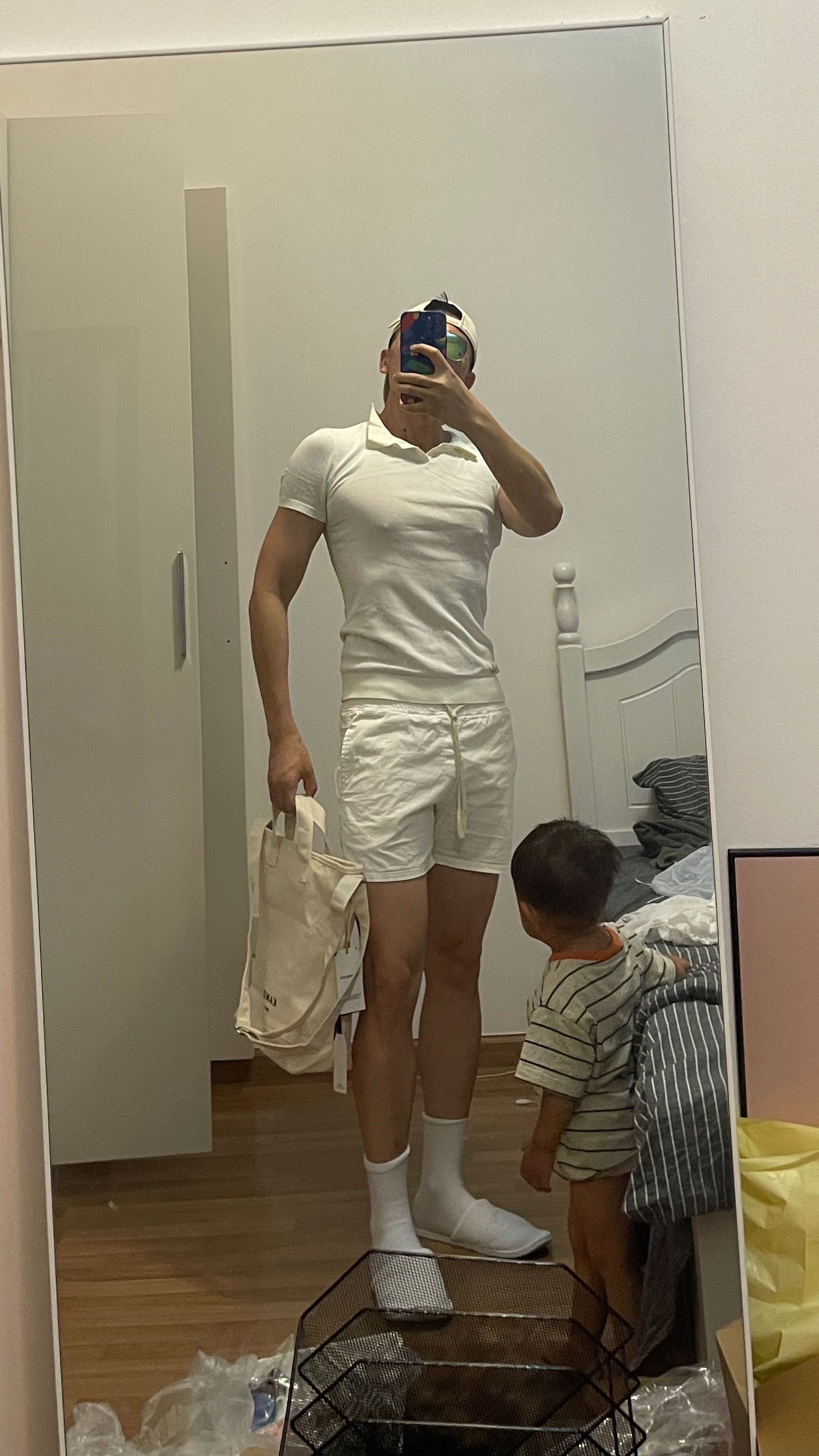 明天出去玩 穿哪套好？反正我外甥女觉得我穿全白的更帅一直盯着我看 笑眯了 ​​​