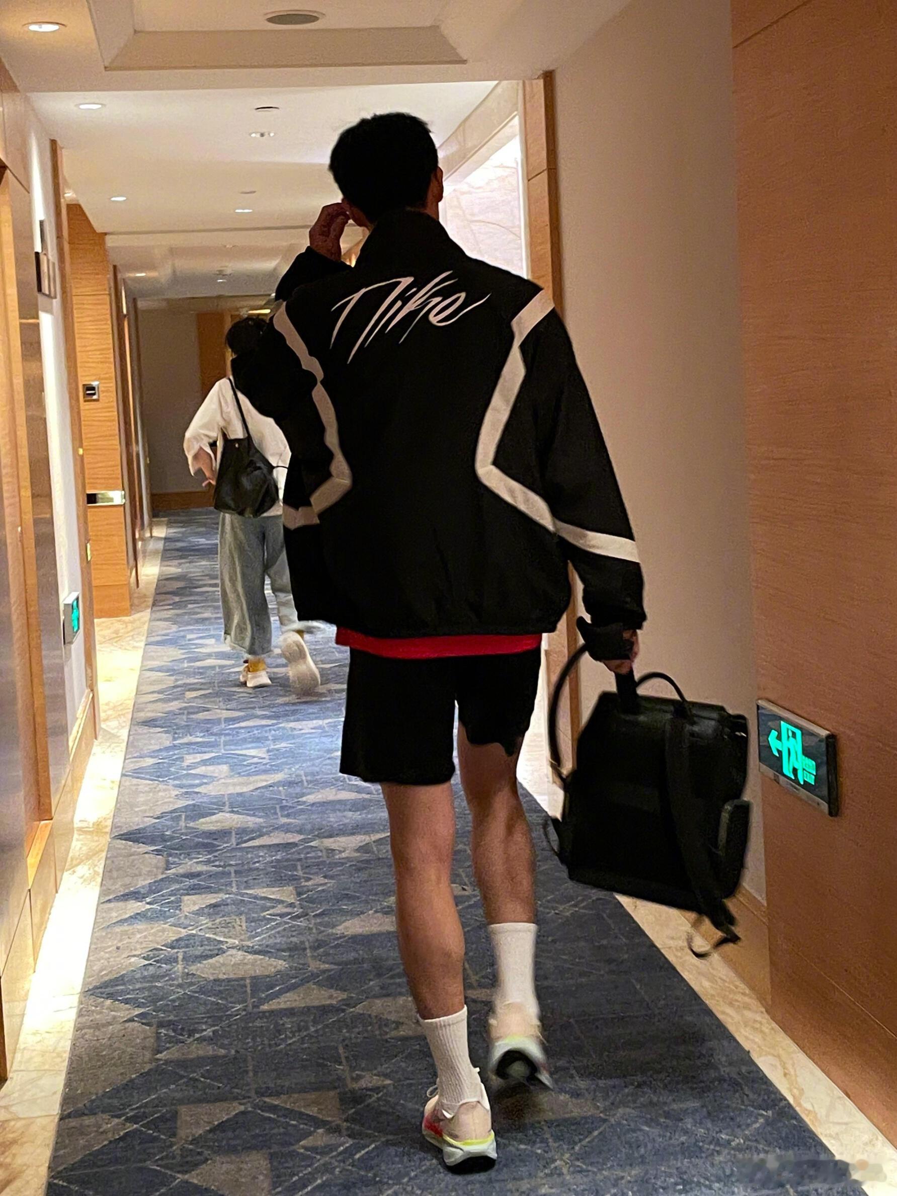 比帅照更具有杀伤力的是，李昀锐的背影 