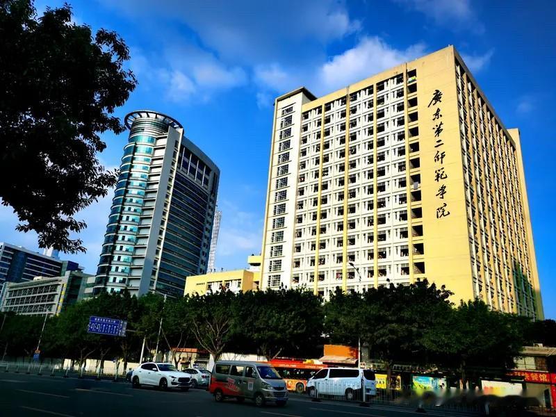 深夜十点零三分，大学同学群突然弹出一条消息，像一颗石子投进死水。

“谁方便借5