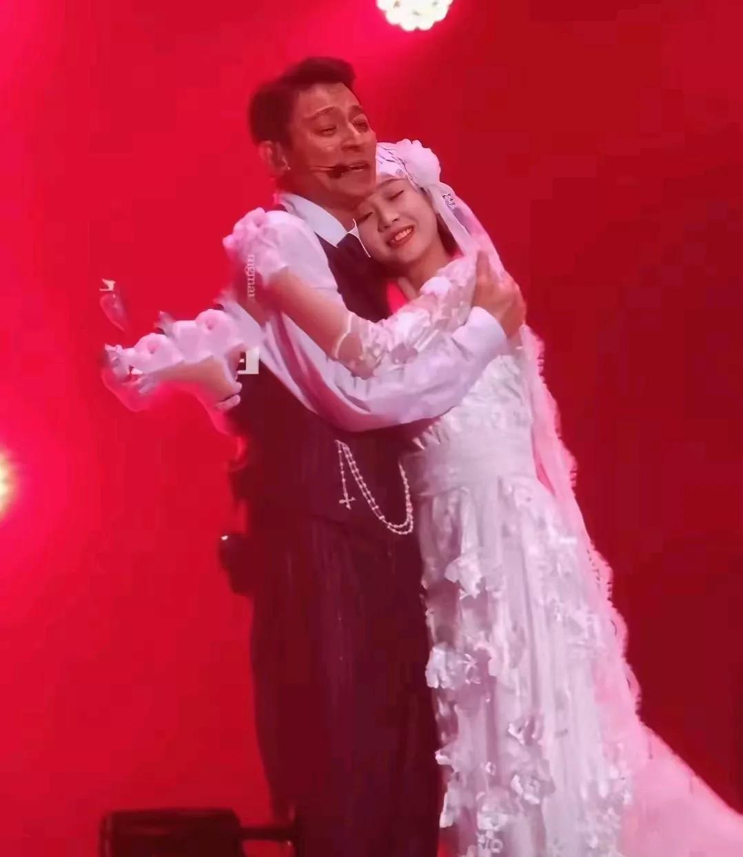 其实刘德华的上海演唱会
最大的看点不是那惊险的一滑
而是
两人的服装
整个演唱会