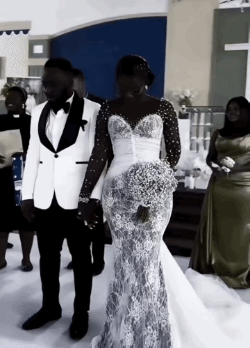 图一：如果，他们穿黑色的衣服，是不是可以达到隐身的效果？
图二：连个碗都没有，这