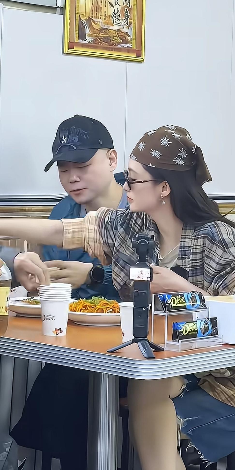 岳云鹏喀什录制节目，与其他嘉宾吃饭被粉丝偶遇，因明显变瘦不断被路人夸赞！德云社岳