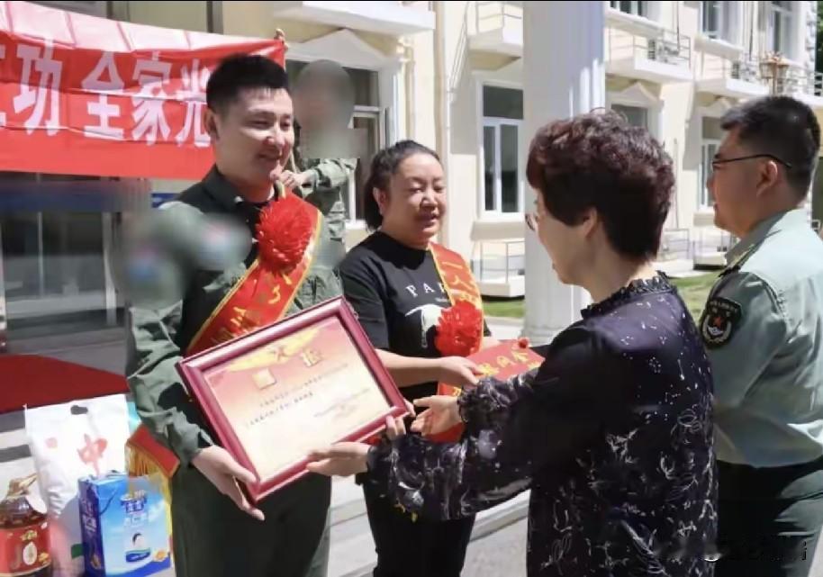 5月29日，延庆区退役军人事务局和人武部的工作人员敲锣打鼓，把二等功喜报送到朱文