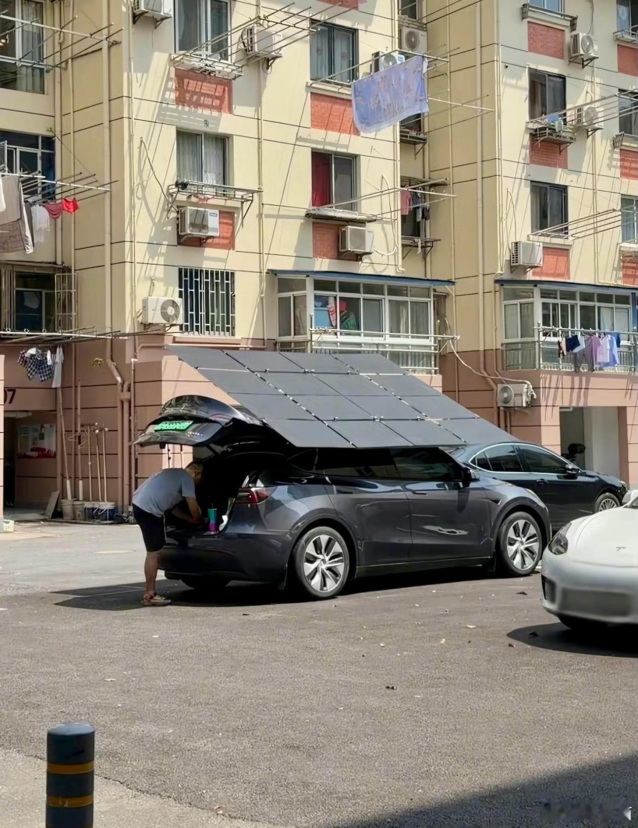 特斯拉车主DIY的折叠太阳能光伏板，能依靠光伏发电，这能省几个钱？感觉没啥实用性